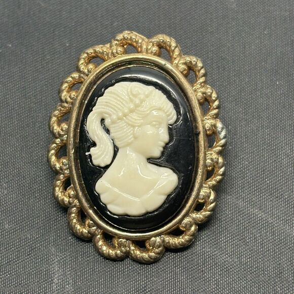 Vintage Carved Cameo‎ Gold tone Black Brooch Pin - Picture 1 of 4
